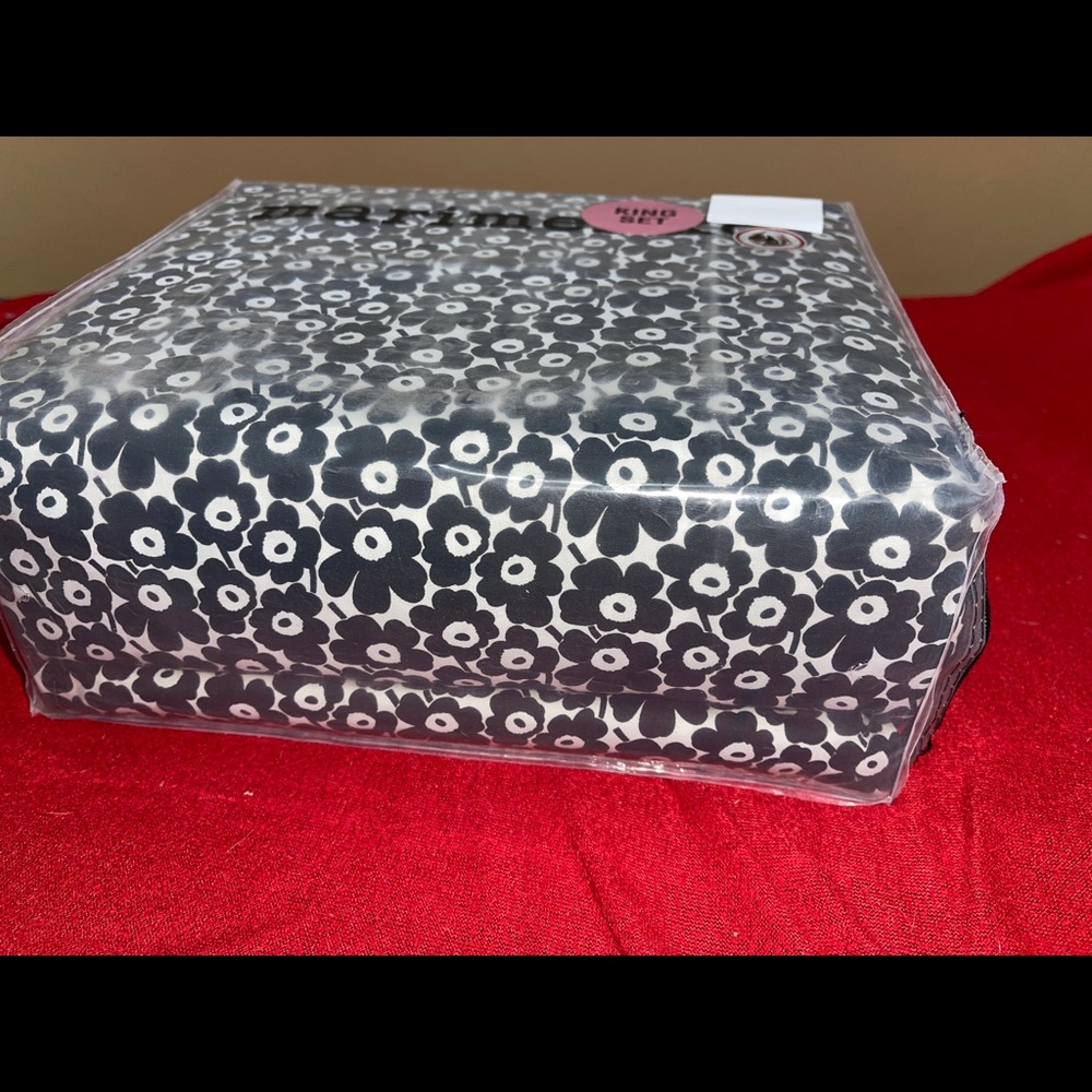 Marimekko Pikkiinen Unikko Design 200TC Cotton 4 Pc King Sheet Set Pakistan NWT - Picture 4 of 8